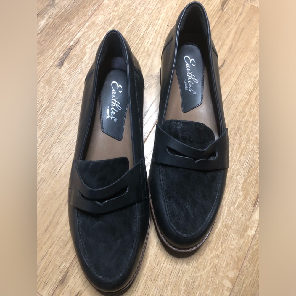 Earthies Loafers Black Size 7B. Patterned print